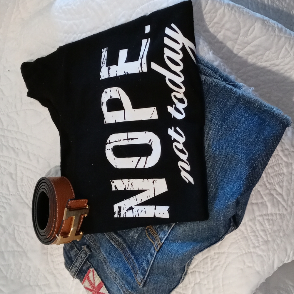 Black graphic tee. Very soft. Wash'n'wear.